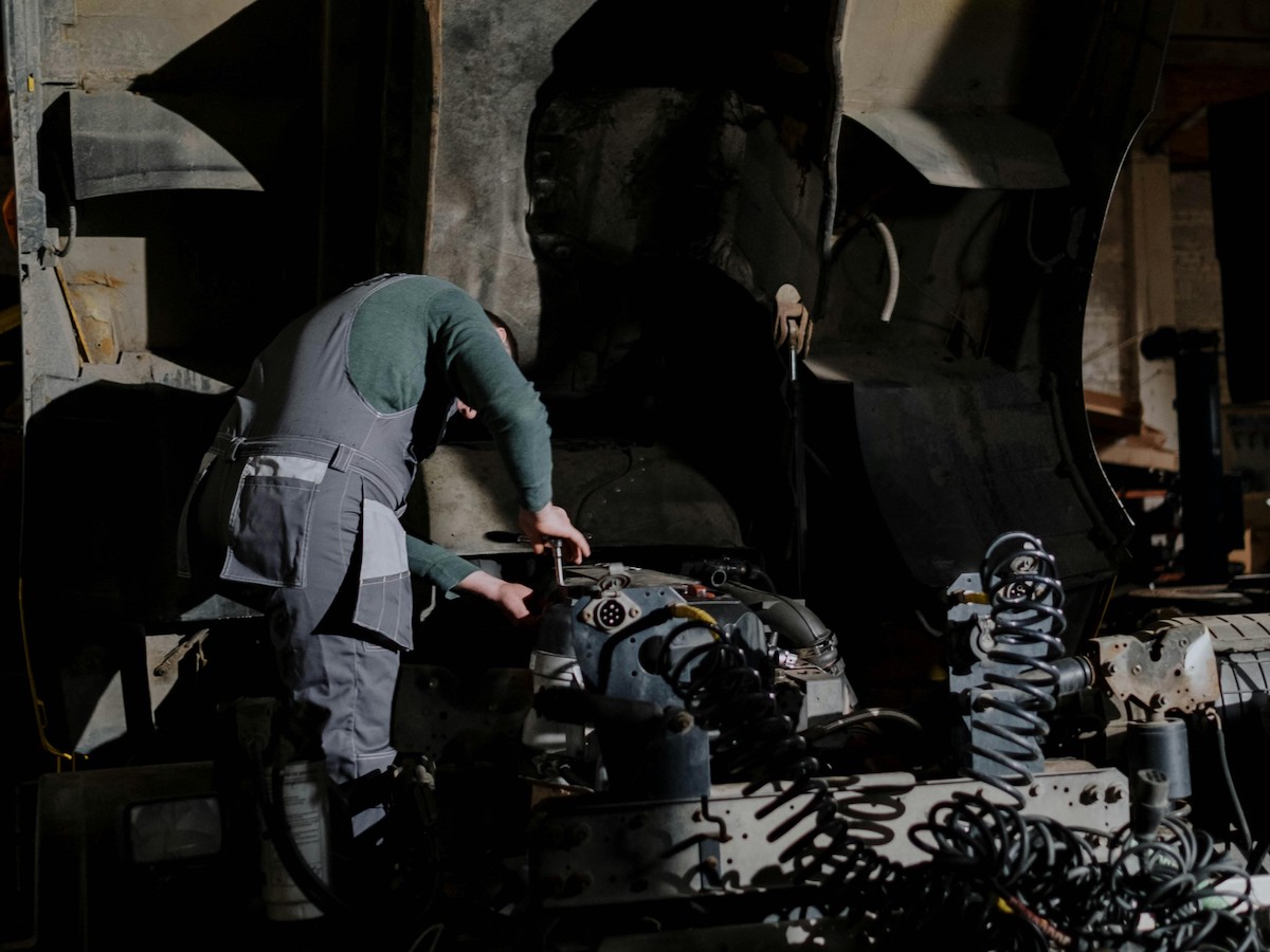 technician fixing machine