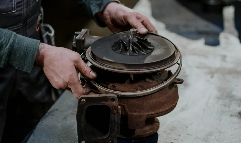 A person holding a turbo thread