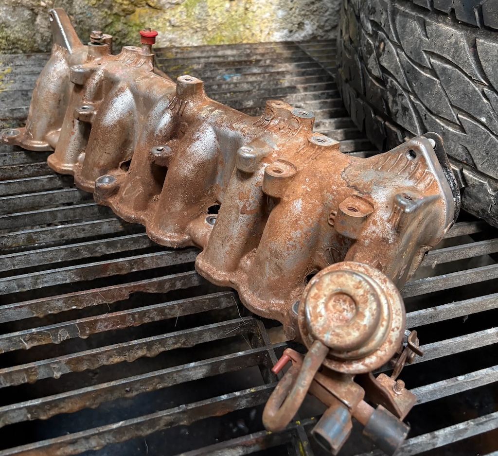 Part mesin industri sebelum menggunakan heavy duty degreaser (Photo by: Hasgara)