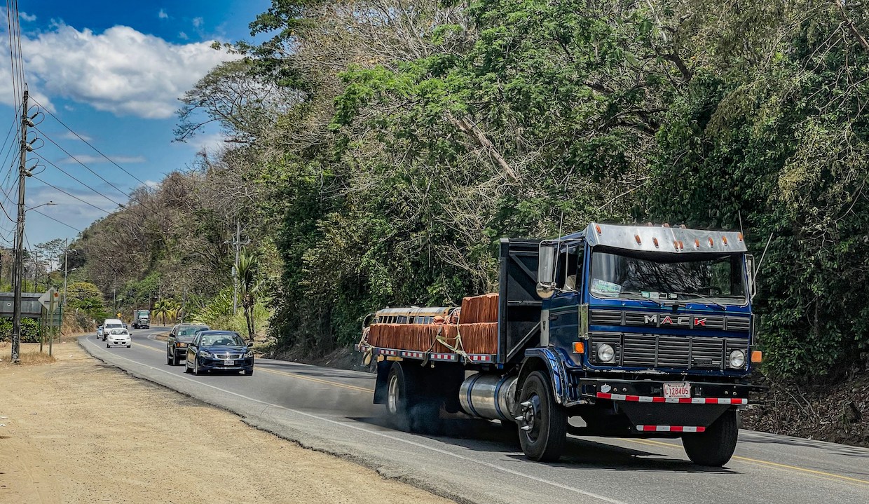 truk di jalan pegunungan